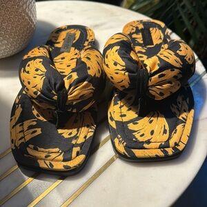 BRAND NEW! FARM RIO BANANICA PUFFY FLIP FLOPS - SIZE 8